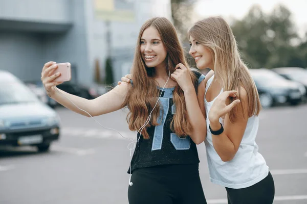 Meisjes met koptelefoon — Stockfoto