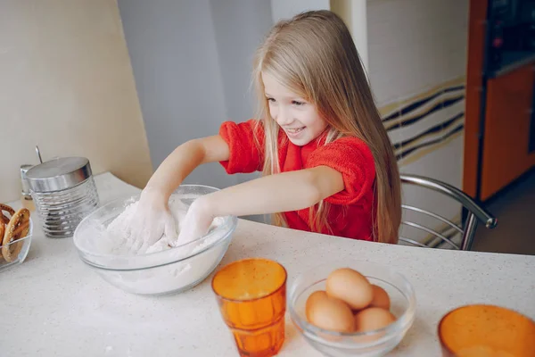 Mädchen in der Küche — Stockfoto