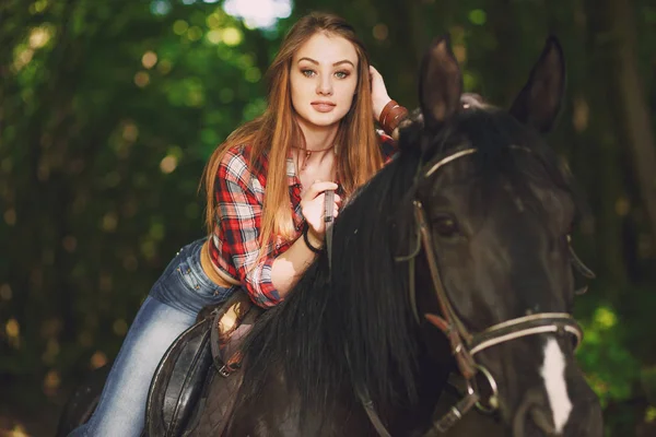 Chica con caballo — Foto de Stock