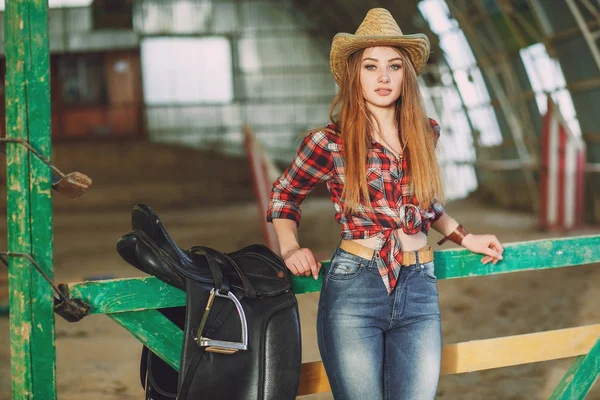 Meisje in de schuur — Stockfoto