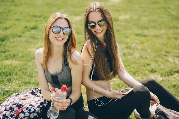 Meninas desportivas no parque — Fotografia de Stock