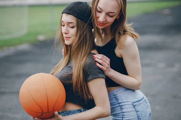 Lányok a labdát — Stock Fotó