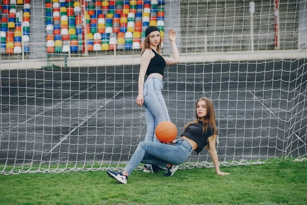 Ragazze con una palla — Foto Stock