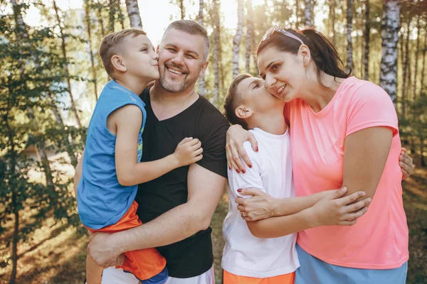 Dört kişilik mutlu bir aile — Stok fotoğraf