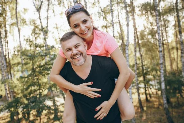 Casal amoroso em um parque — Fotografia de Stock