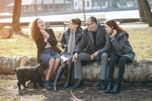 Familia en un paseo — Foto de Stock