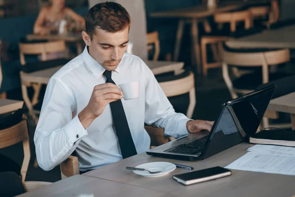 Geschäftsmann im Café — Stockfoto