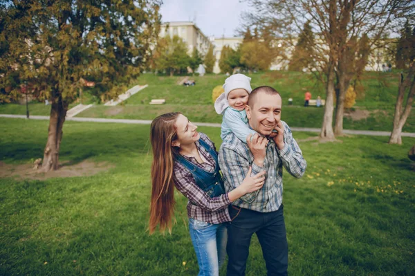 Familie in een park — Stockfoto