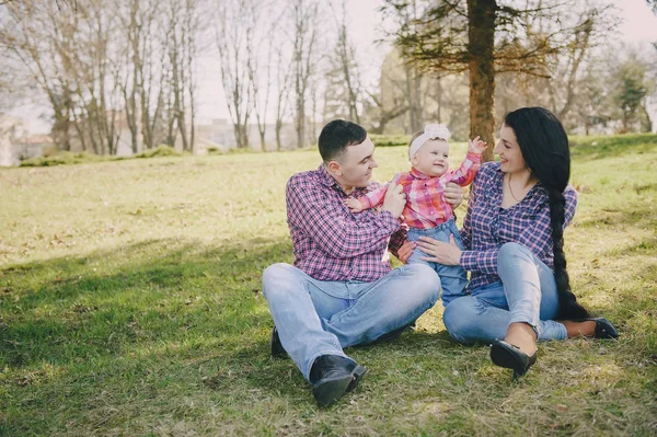 Familie in een bos — Stockfoto