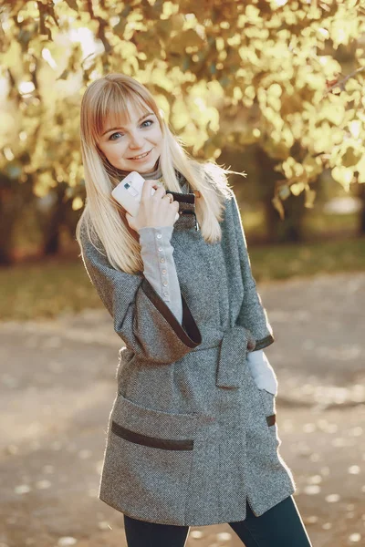 Fille avec téléphone — Photo