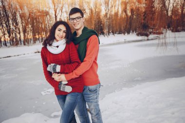 karlı parkta eğleniyor aşık Çift