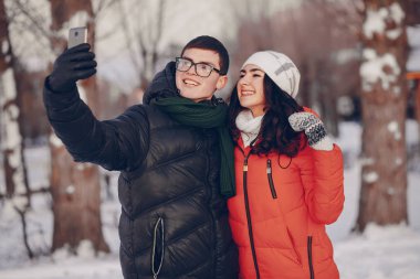 karlı parkta eğleniyor aşık Çift