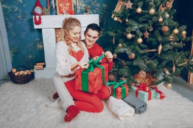 hediye alışverişi seven Çift