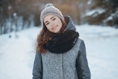 Kız bir yürüyüş içinde