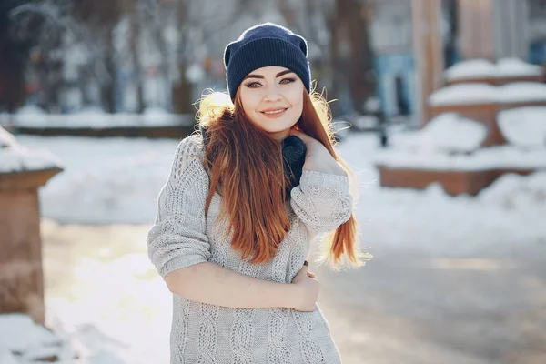 Girl walking in a winter city — Stock Photo, Image