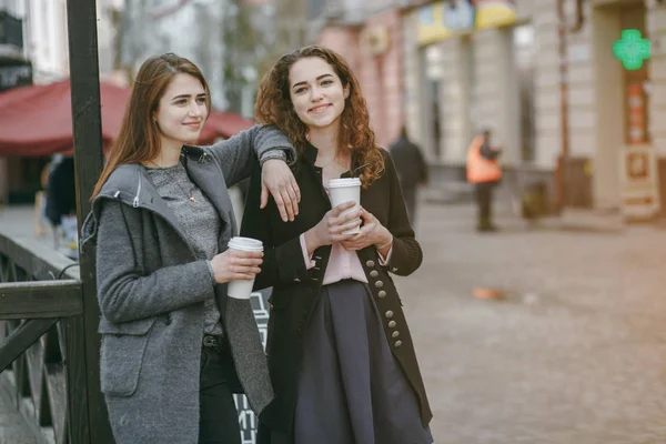 Flickor i staden — Stockfoto
