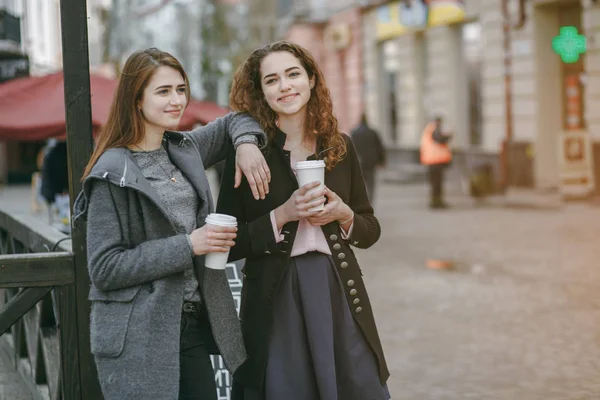 Meninas na cidade — Fotografia de Stock