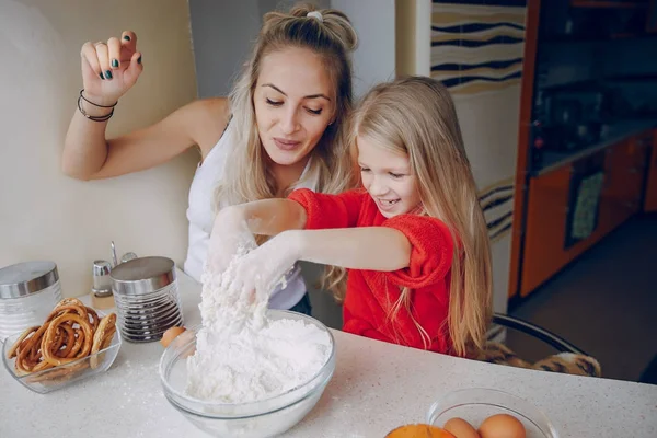 Family in the kitchen — Stock Photo, Image