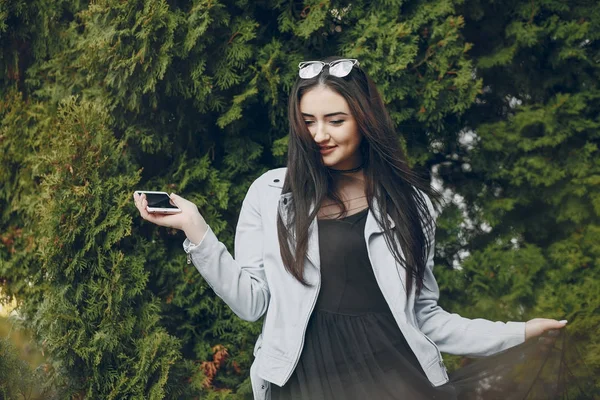 Chica en la ciudad — Foto de Stock