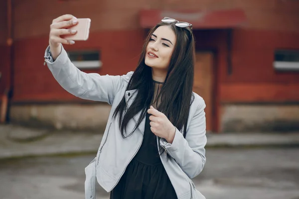 Girl in city — Stock Photo, Image