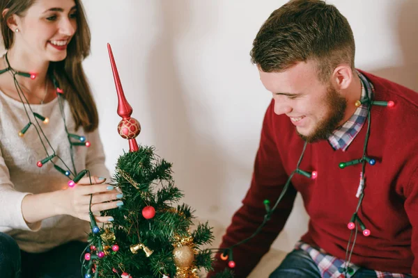 Couple aimant décoration arbre de Noël — Photo