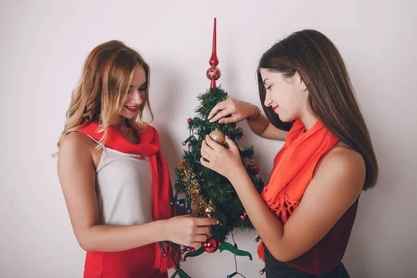 Dwie dziewczyny przygotowują się do Świąt Noworocznych — Zdjęcie stockowe