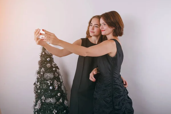 Μαμά και κόρη διακόσμηση του χριστουγεννιάτικου δέντρου — Φωτογραφία Αρχείου