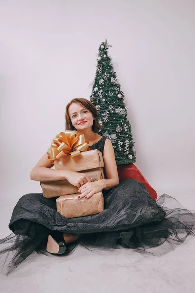 Maman et fille décorant l'arbre de Noël — Photo