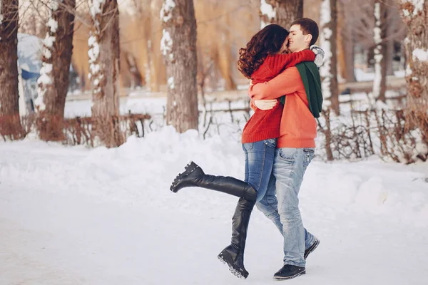Casal amor neve e frio — Fotografia de Stock
