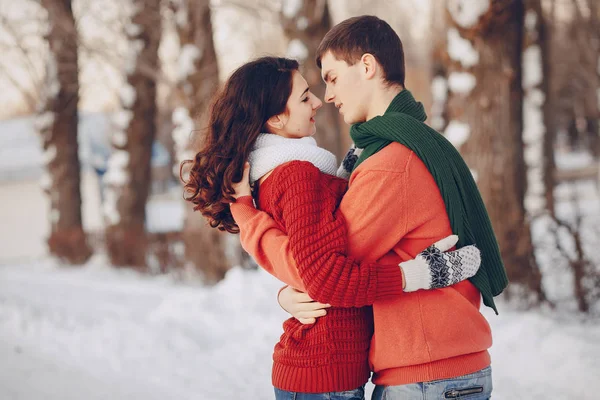Couple love snow and cold — Stock Photo, Image