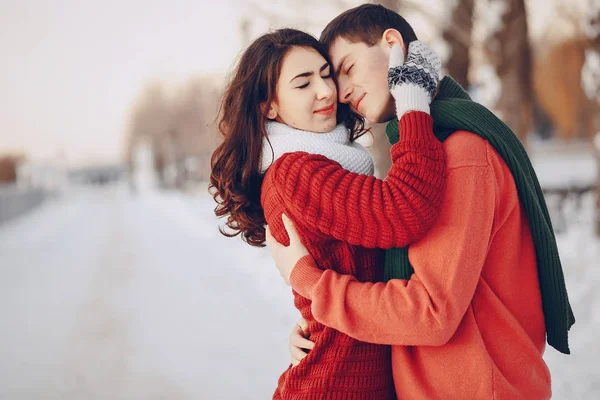Casal amor neve e frio — Fotografia de Stock
