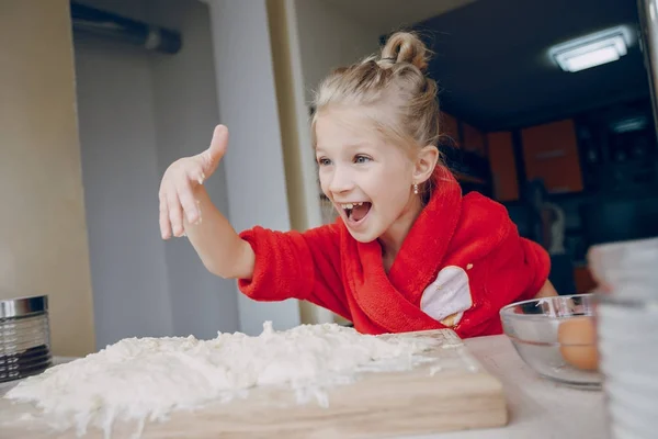 Mädchen in der Küche — Stockfoto