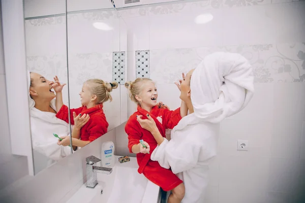 Bir aile banyo — Stok fotoğraf