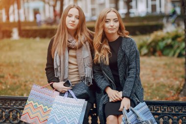 İki kız bir yürüyüş