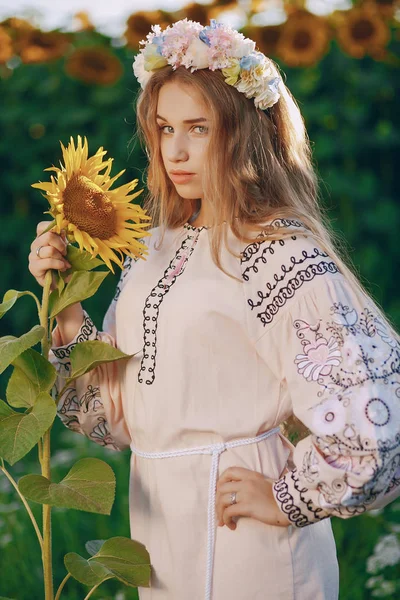 Girl and sunflowers — Stock Photo, Image