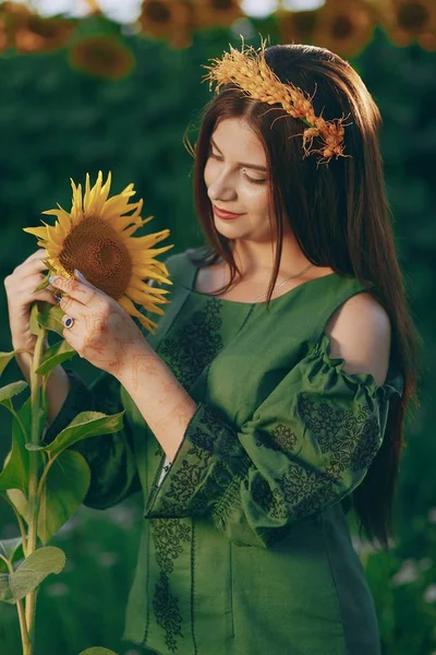 Girl and sunflowers — Stock Photo, Image