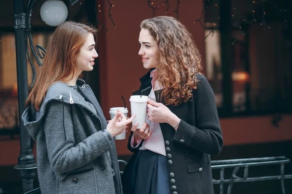 Meisjes in stad — Stockfoto