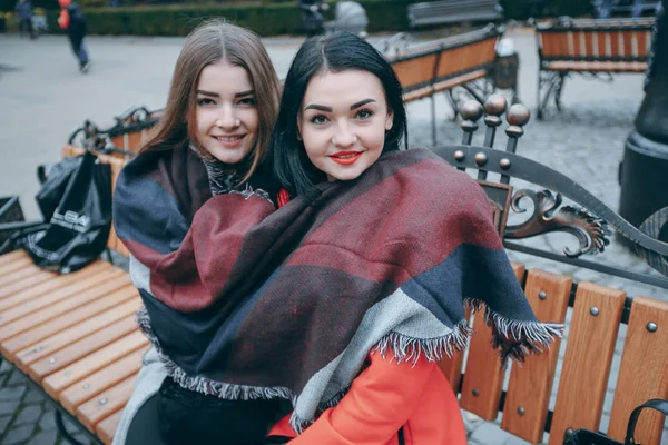 Δύο κορίτσια σε ένα παγκάκι — Φωτογραφία Αρχείου
