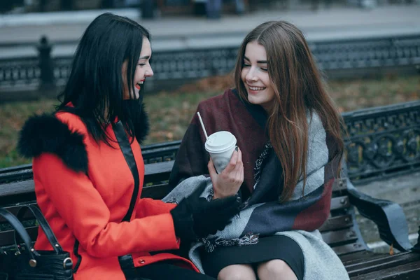 Chicas en el banco —  Fotos de Stock