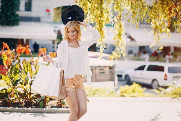 Blondine beim Einkaufen — Stockfoto