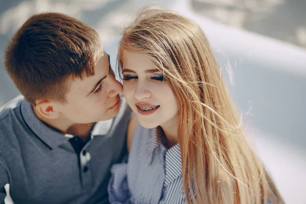 Een paar op het strand. — Stockfoto