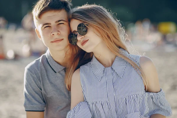 Paar ontspannen op het strand — Stockfoto