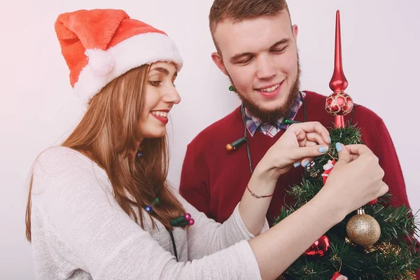 Couple aimant décoration arbre de Noël — Photo