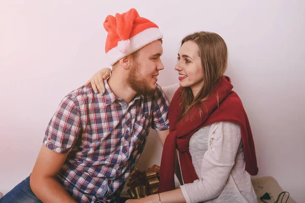 Pasangan mencintai dekorasi pohon Natal — Stok Foto