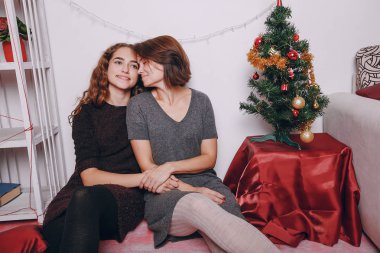 Anne ve kızı Noel ağacı süsleme