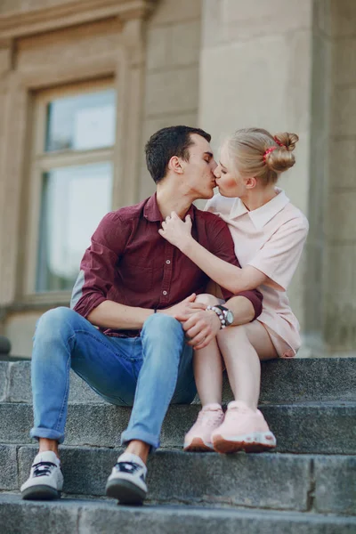 Couple dans une ville — Photo