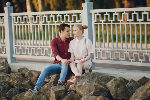 Pareja en una ciudad — Foto de Stock