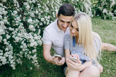 mutlu çift dışarı asılı