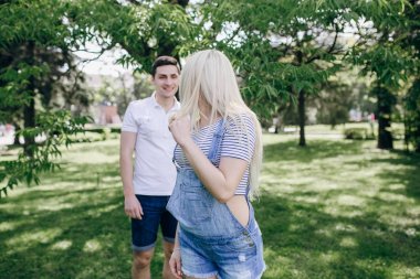 mutlu çift dışarı asılı