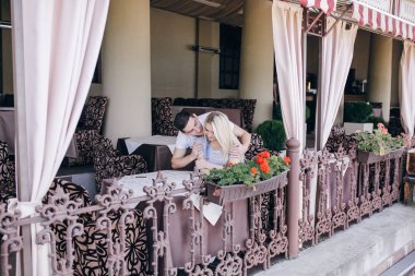 mutlu çift dışarı asılı